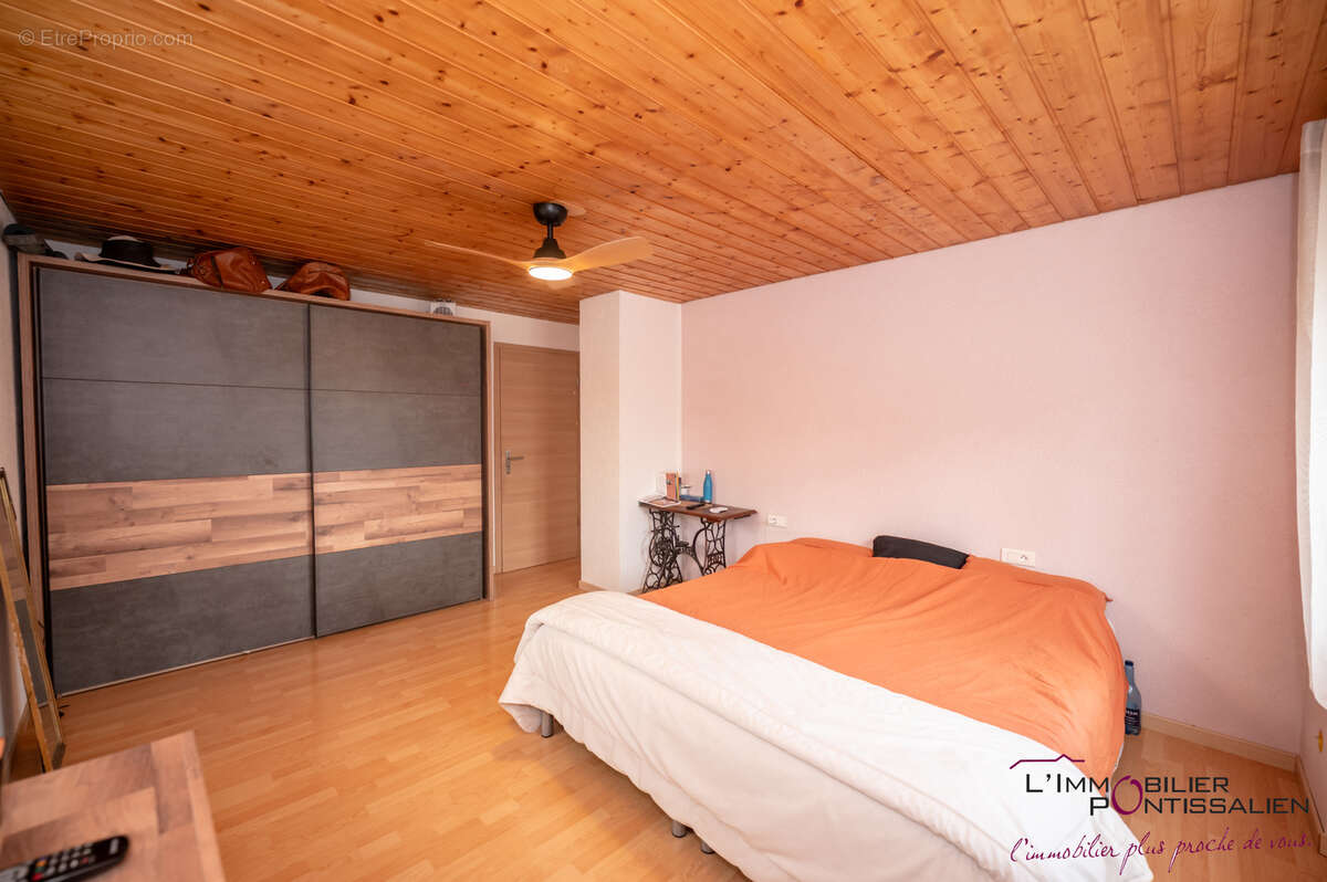 Maison de caractere offrant de beaux volumes - photo 5