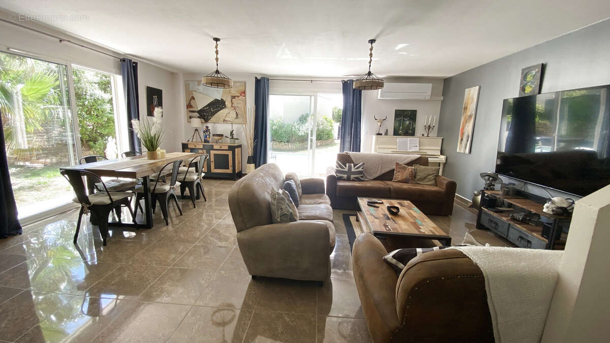 A vendre   Villa T6 de 151 m2 avec piscine et garage   Moux - photo 3