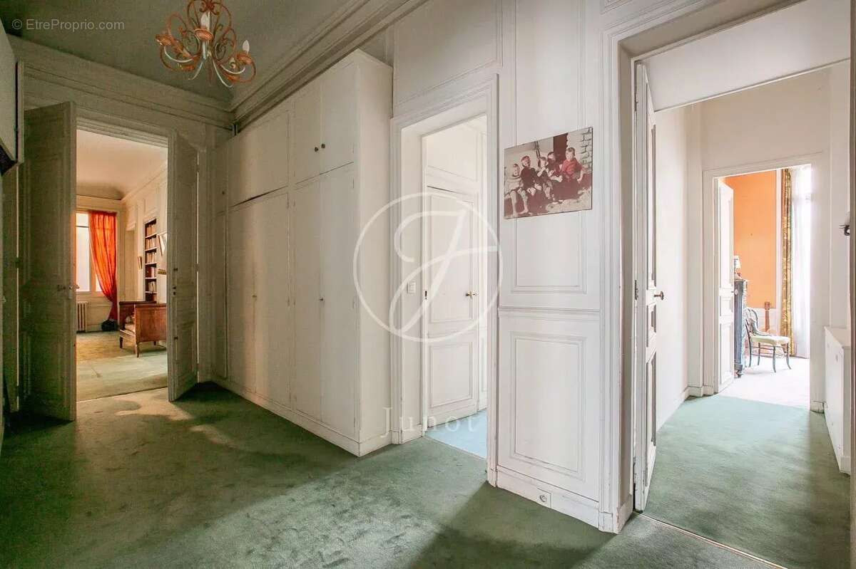 Appartement à PARIS-16E
