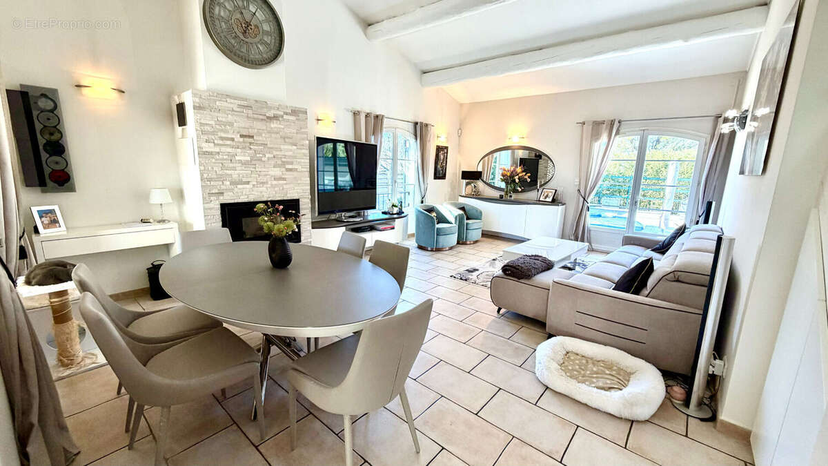 Maison à ENTRAIGUES-SUR-LA-SORGUE