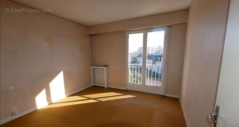 Appartement T5 de 100 m² avec balcon, ascenseur, cave et stationnement – Fort potentiel à Limoges - photo 2