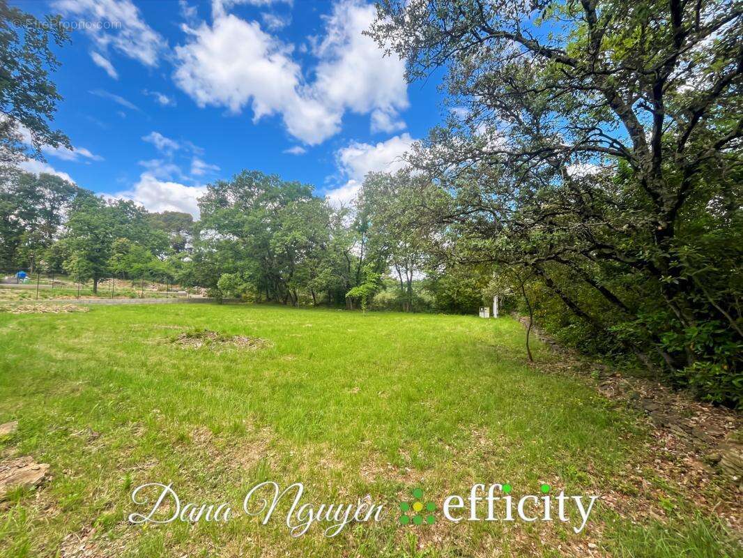 Terrain à VEZENOBRES