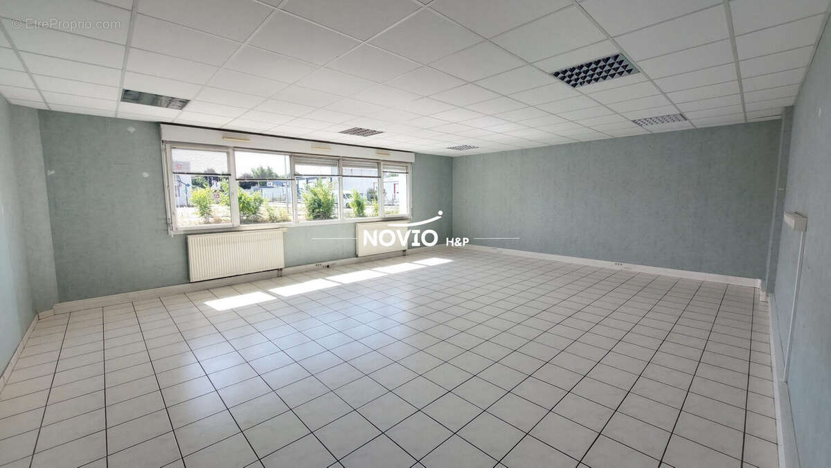 Commerce 980 m² à Poitiers  - photo 9