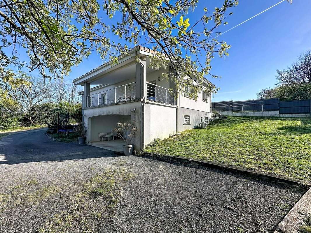 Maison 110 m² à Saint-Pierre-Lafeuille  - photo 4
