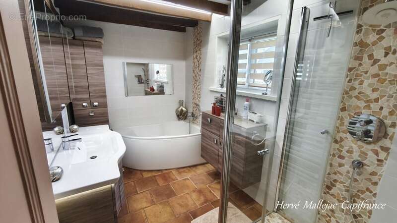 A 20 KMS de Fécamp. Ensemble immobilier comprenant 2 habitations (303 m²);1 piscine; triple garage; Terrain 5215 m² - photo 10