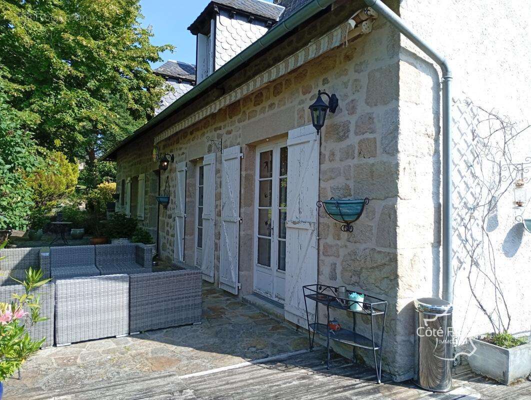 Maison à LA ROCHE-CANILLAC