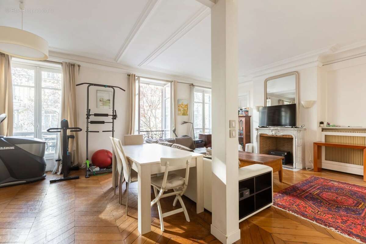Appartement à PARIS-16E