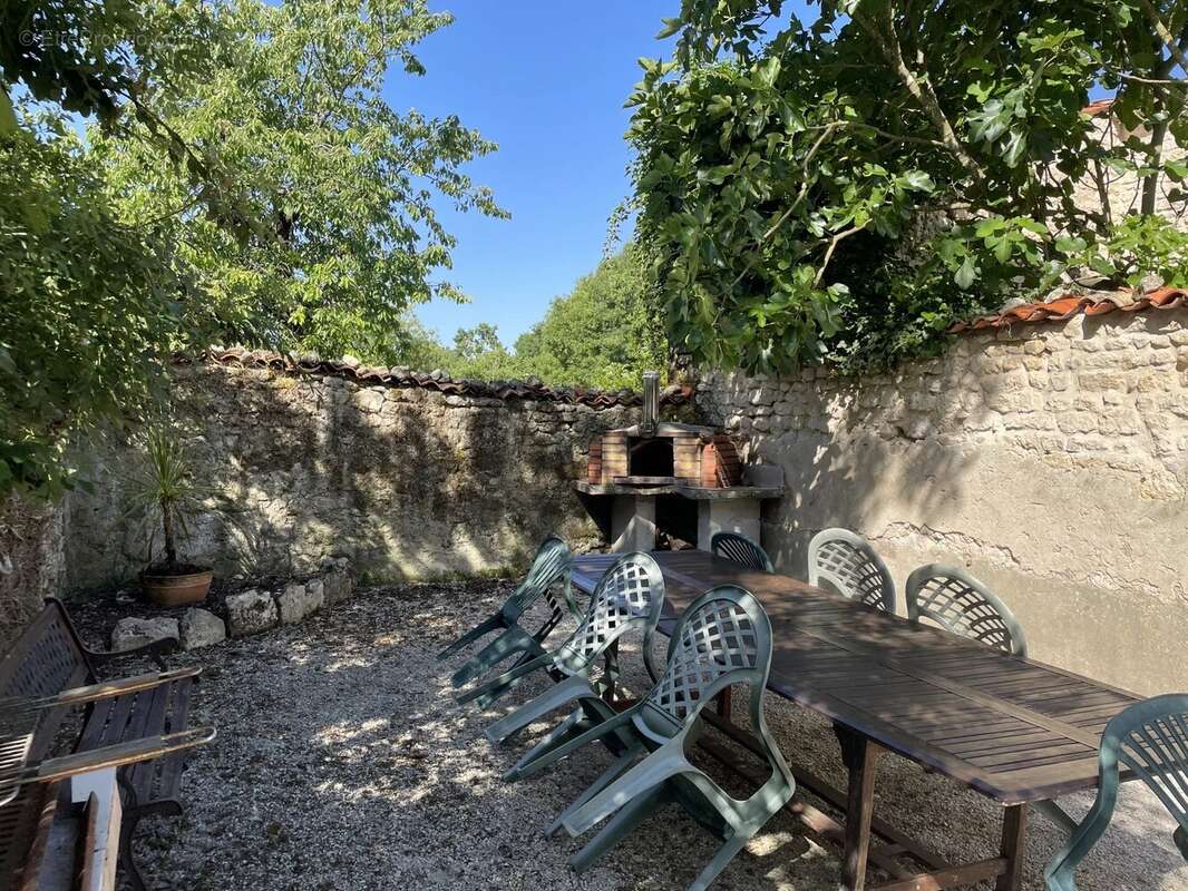 Maison à SAINT-PIERRE-DE-JUILLERS