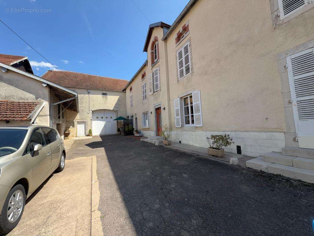 Maison en pierre avec 350 m² de dépendances, jardin et terrasse – Genevrières (52) - photo 25
