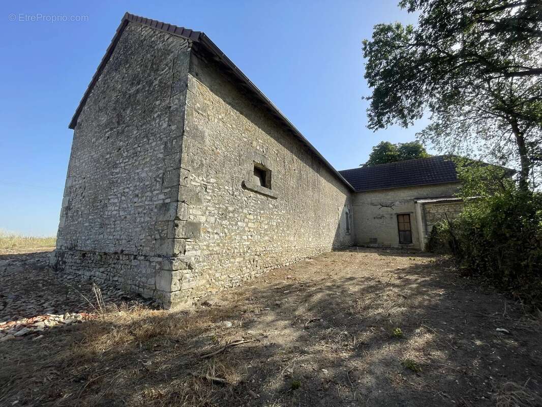 Maison en pierre à rénover entièrement - photo 10