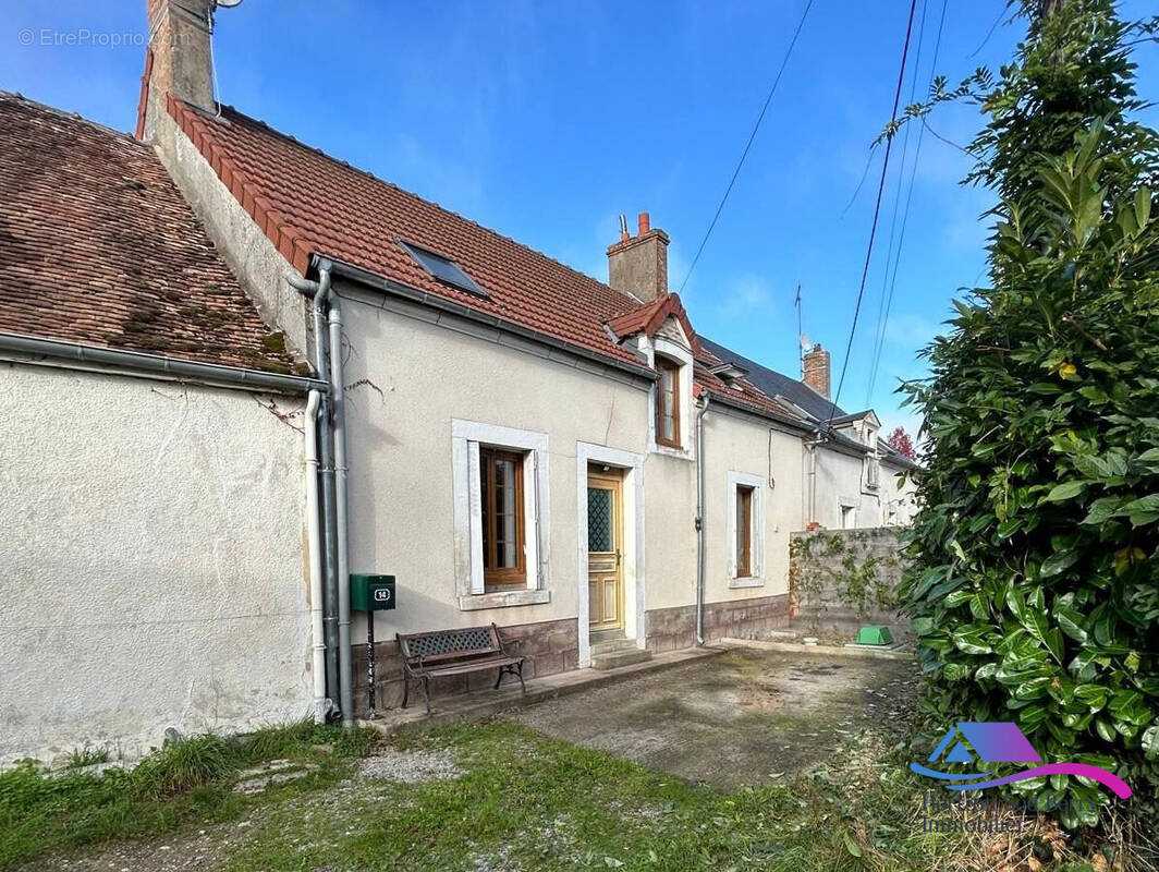 Maison à VICQ-EXEMPLET