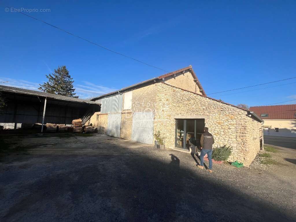 Commerce à JOUY-LE-CHATEL