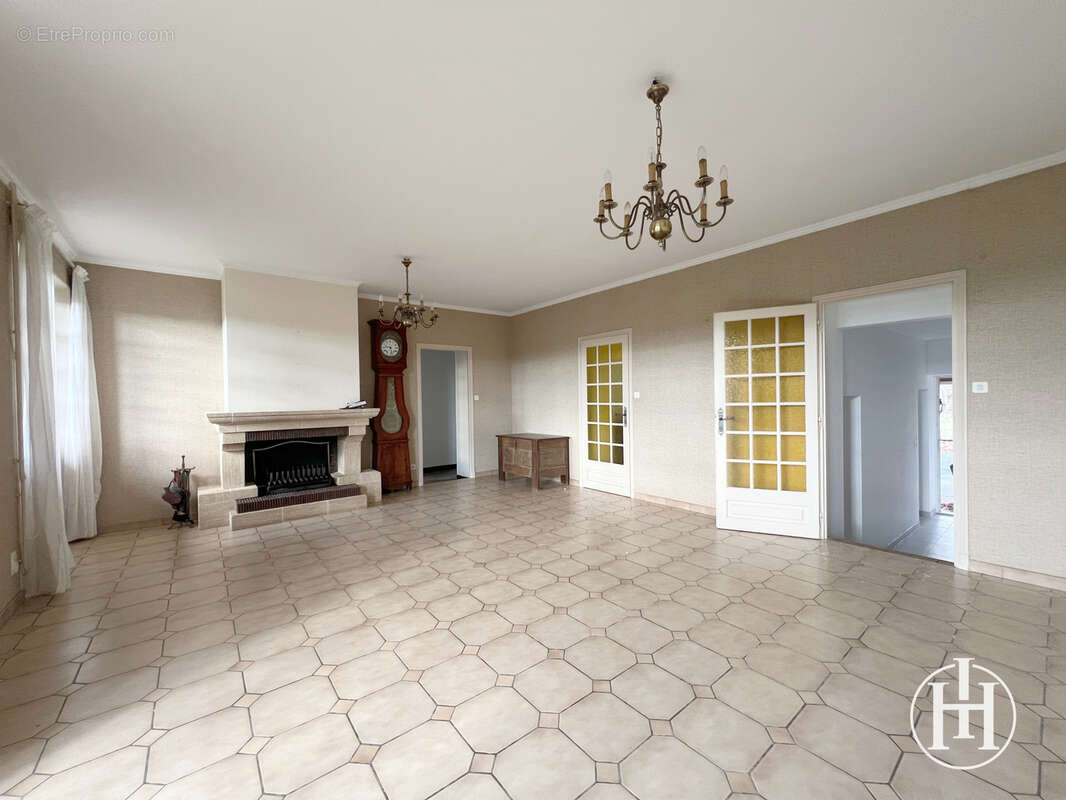 Maison à SAINT-CHRISTOPHE-LE-CHAUDRY