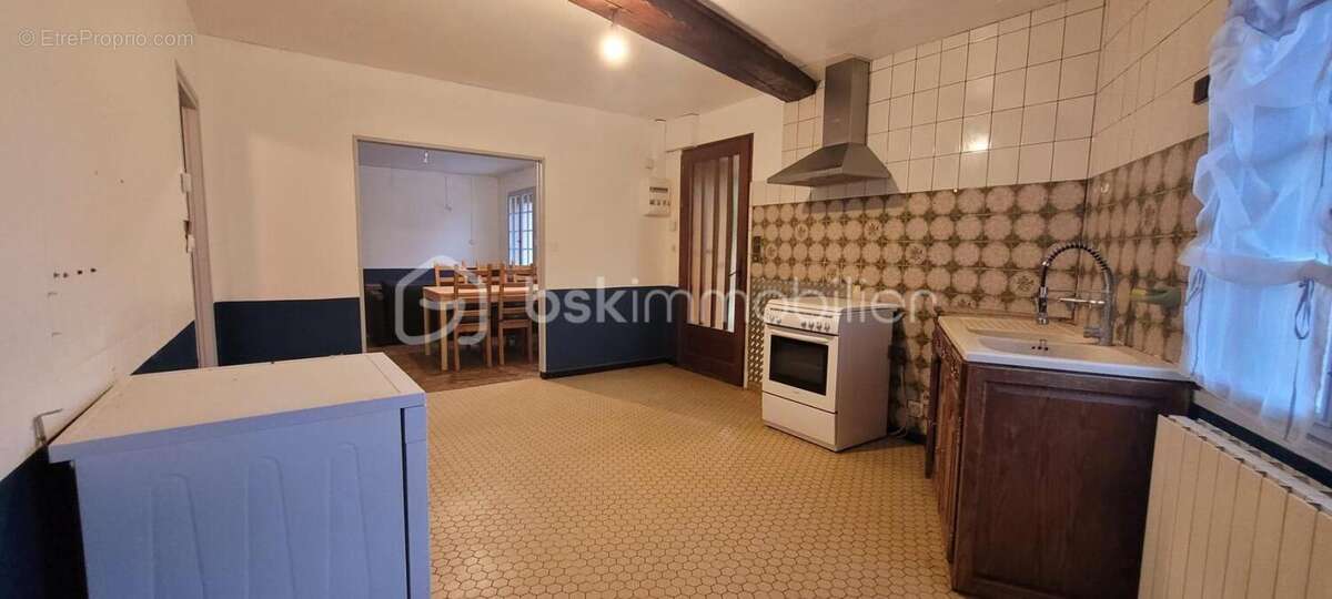 Maison de plain pied de 70m2,grenier amenageable de 70m2, dependances, garage + cour fermee - photo 9