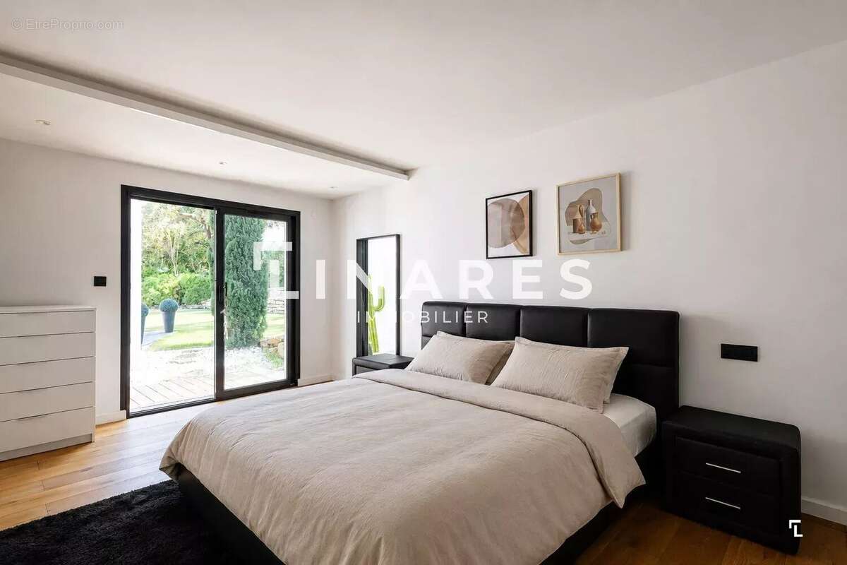 LA CONFIDENTIELLE - Villa T4/5 de 155m² - Piscine - Garage 39m² - Terrain 985m²  - 13012 MARSEILLE - photo 11