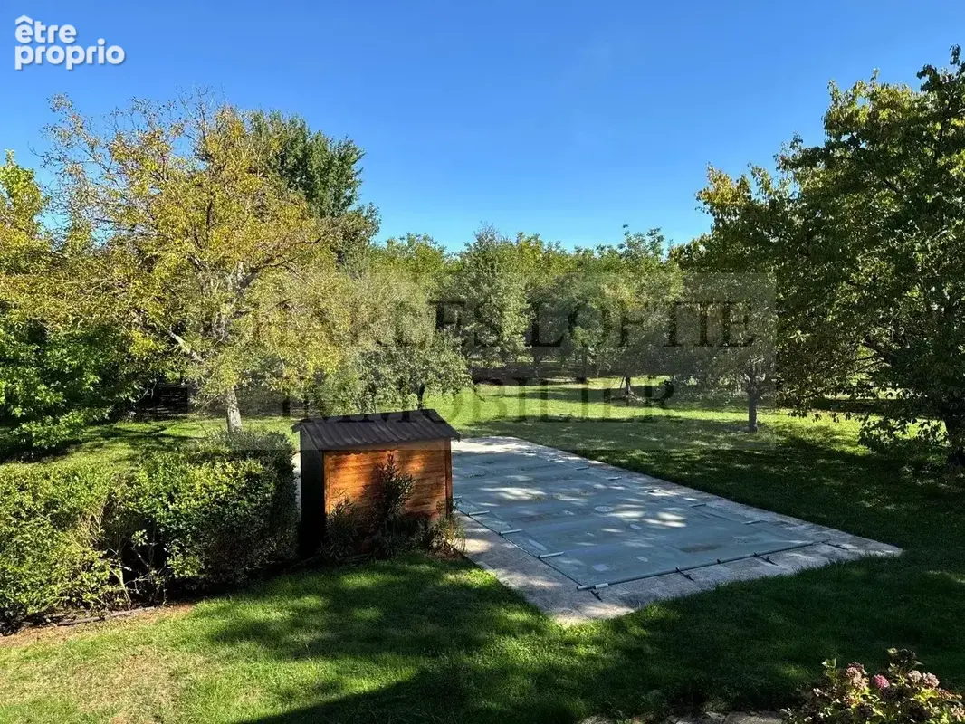 Maison familiale avec garage, piscine et accès à la rivière sur près de 7000 m² de terrain, proche de Prayssac. - photo 17