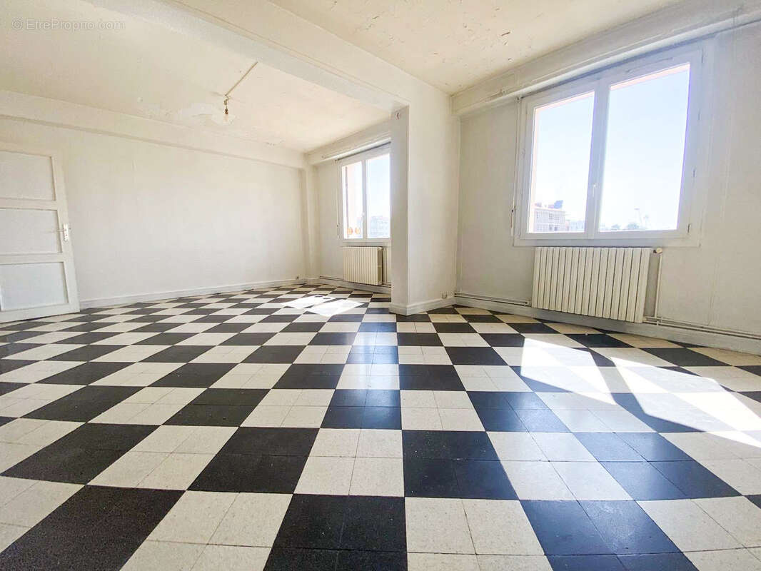 Toulon - Port : Spacieux appartement T4 - photo 6