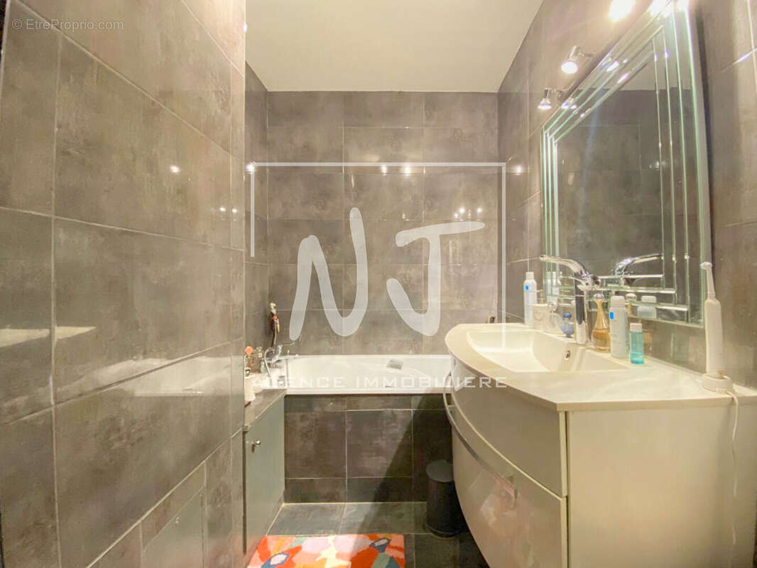Appartement à LES PONTS-DE-CE