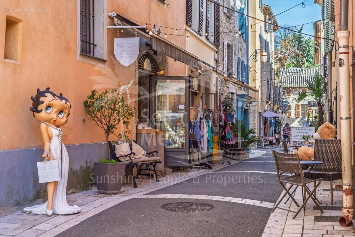 Commerce à VALBONNE