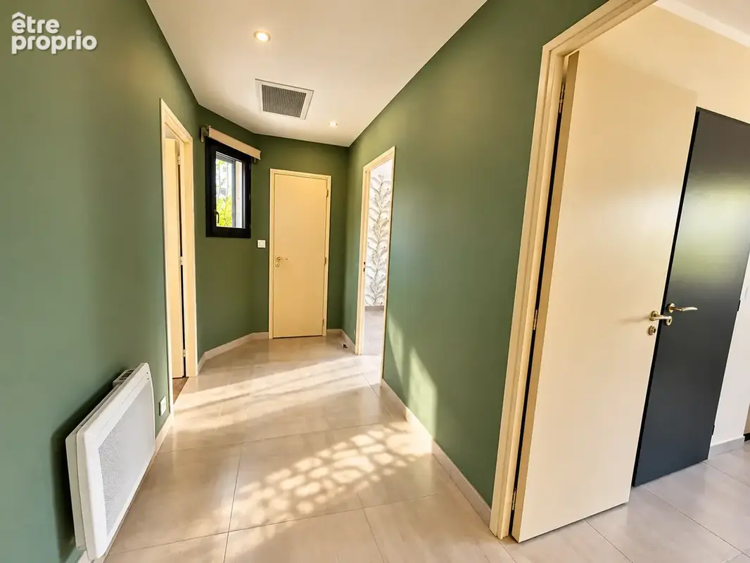 Villa d'architecte de 160m2 à proximité immédiate des plages et pinède du Pin-Rolland - photo 12