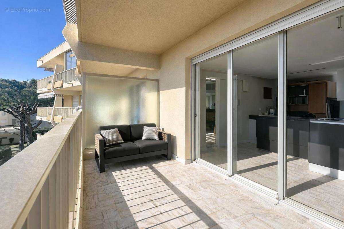 Appartement à SAINT-LAURENT-DU-VAR