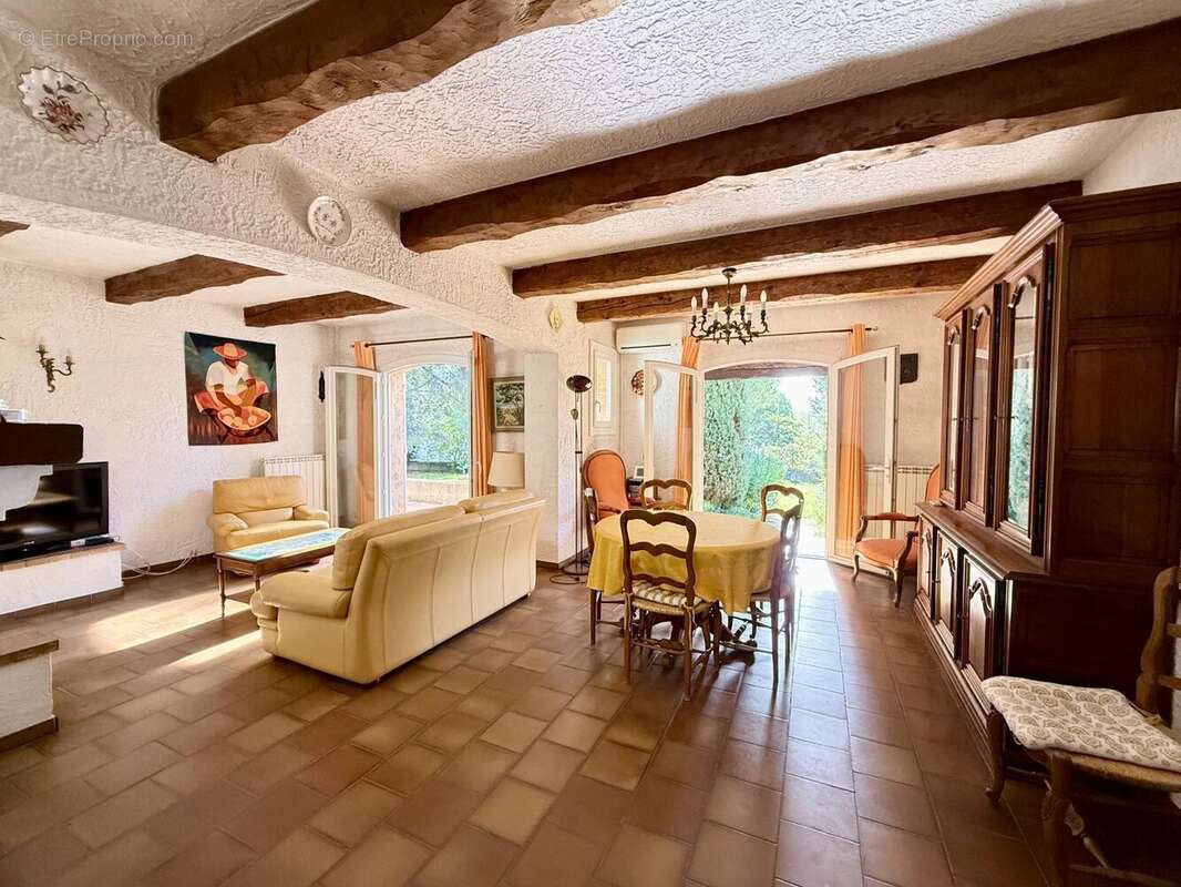 Maison à CEYRESTE