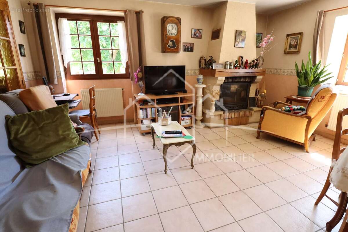 Maison à LAPEYROUSE-MORNAY