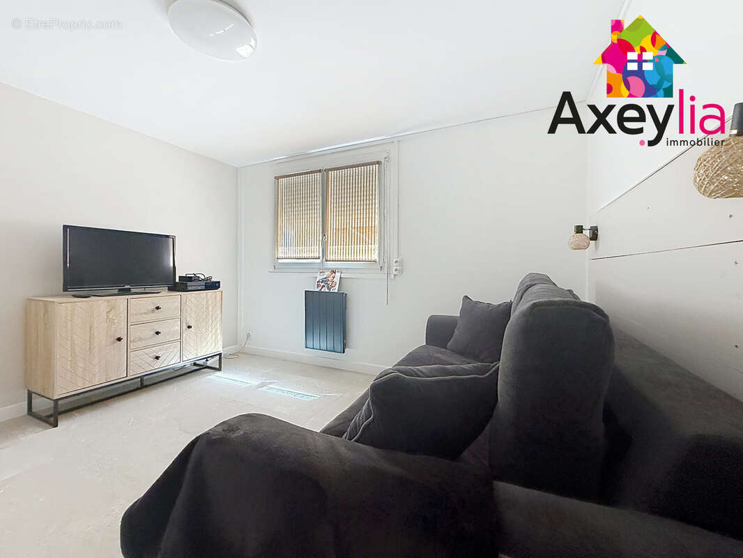 A vendre - riorges - propriété avec grande maison d'habitation, appartement indépendant, terrain et piscine - photo 19