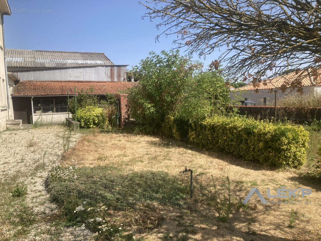 Maison 182 m² à Saint-Malo-Du-Bois  - photo 8