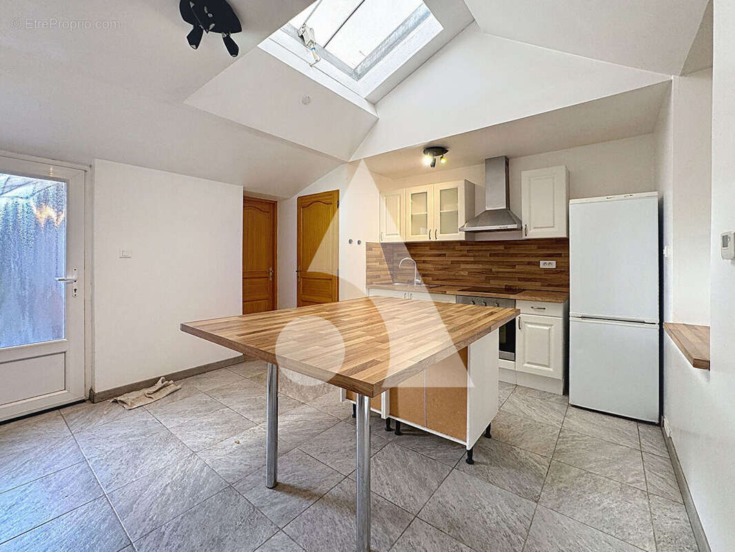 Maison à QUIEVRECHAIN