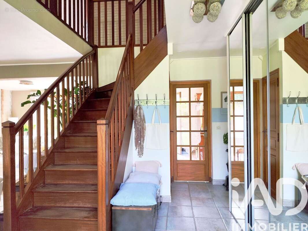 Maison 163 m² à La Ville-Du-Bois  - photo 9