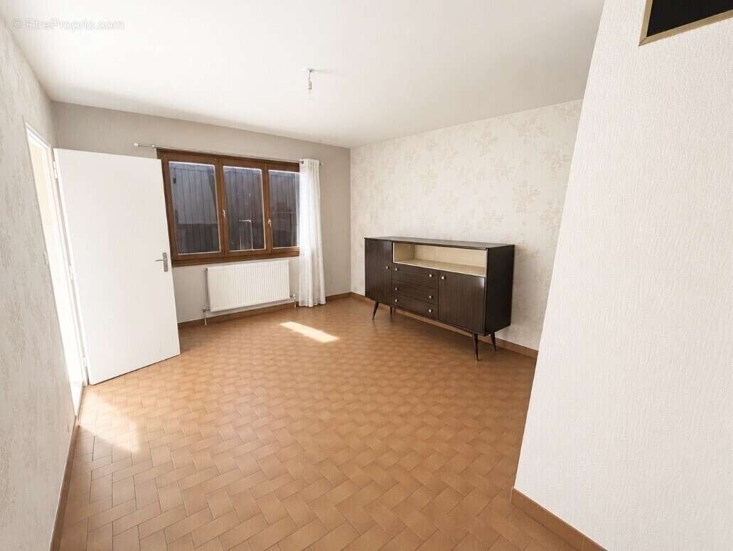 Maison 227 m² à Saint-Jean-De-Gonville  - photo 3
