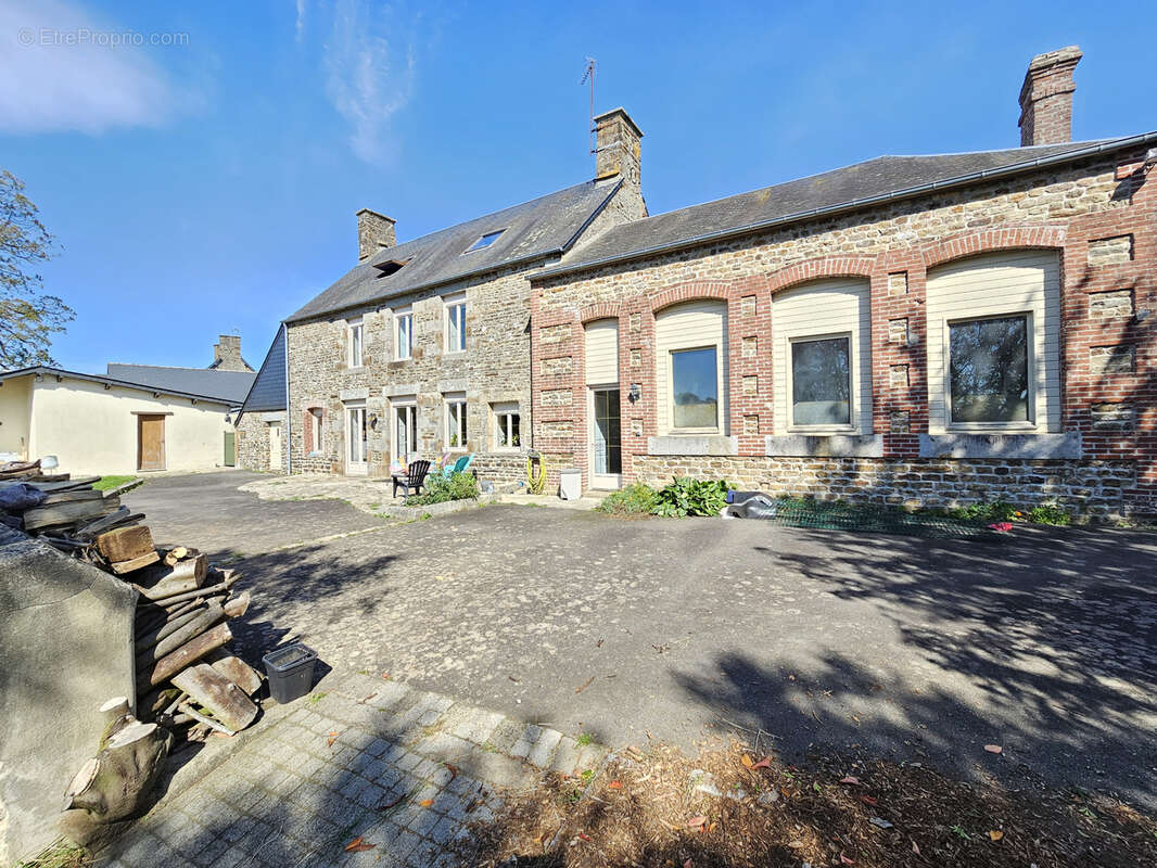 Maison à SAINT-CLAIR-DE-HALOUZE