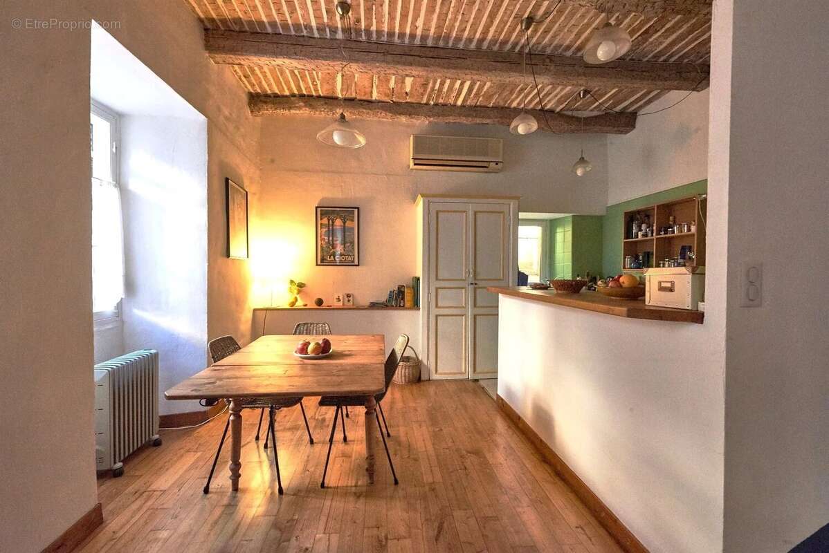 Maison à CEYRESTE