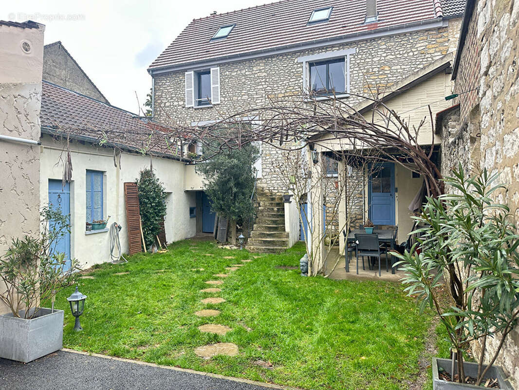 Maison à FOLLAINVILLE-DENNEMONT