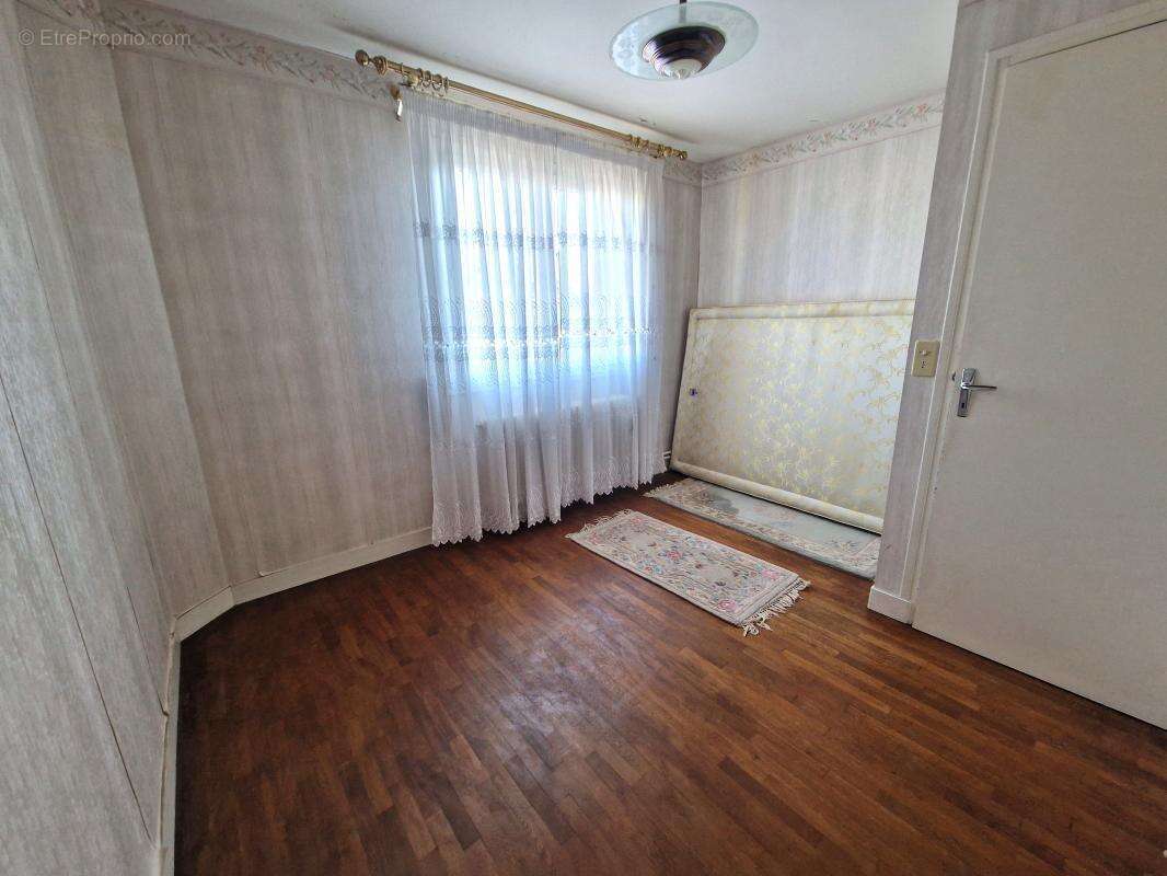 Maison à SAINTE-GENEVIEVE-DES-BOIS