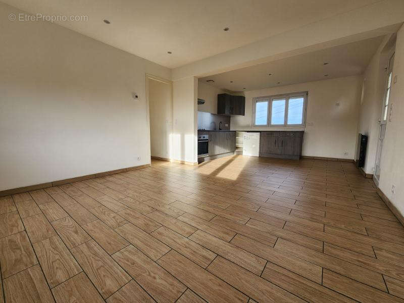 Maison à TREMBLAY-LES-VILLAGES