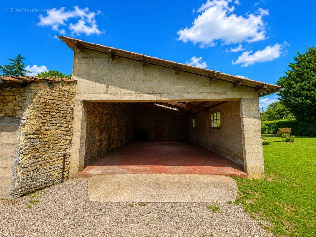 Maison de Campagne avec Garage, Carport et Potentiel d'Aména - photo 13