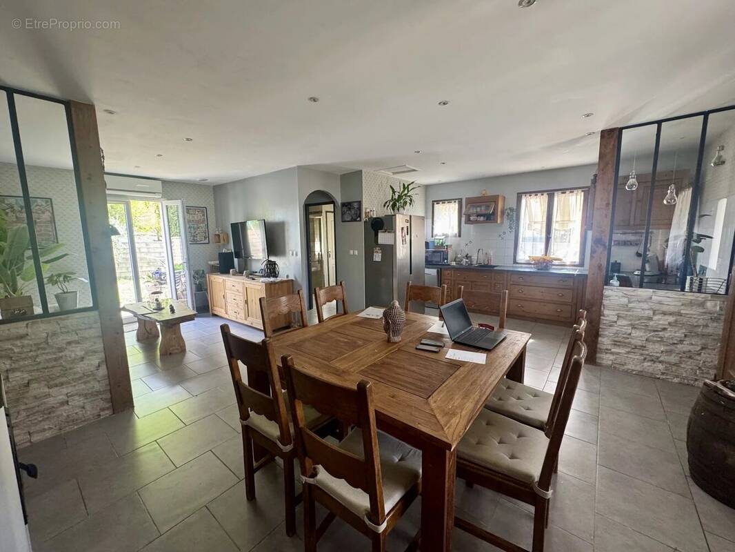 Maison à SAINT-CHAPTES