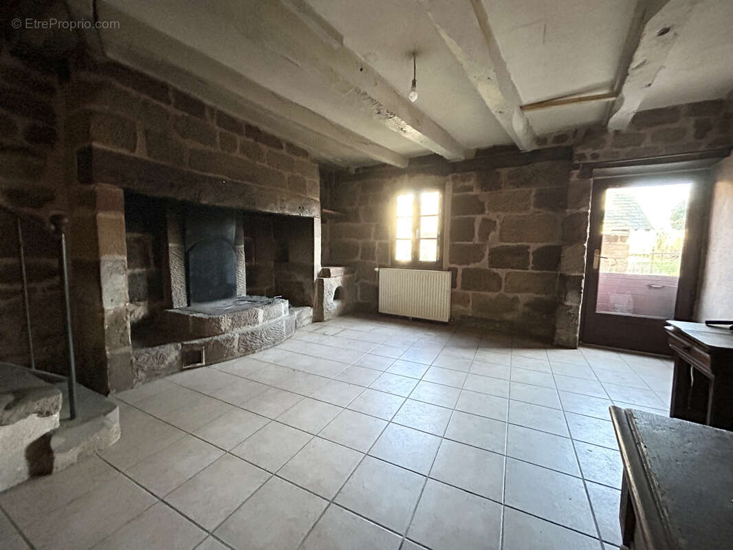 Maison à SAINT-PANTALEON-DE-LARCHE