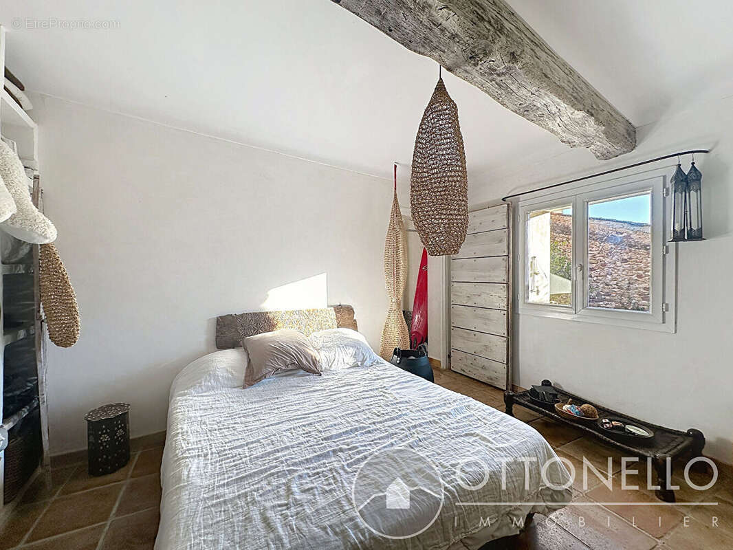 Maison de village 7 pièces de 191 m2 à Roquebrune-sur-Argens avec cour intérieure - photo 6