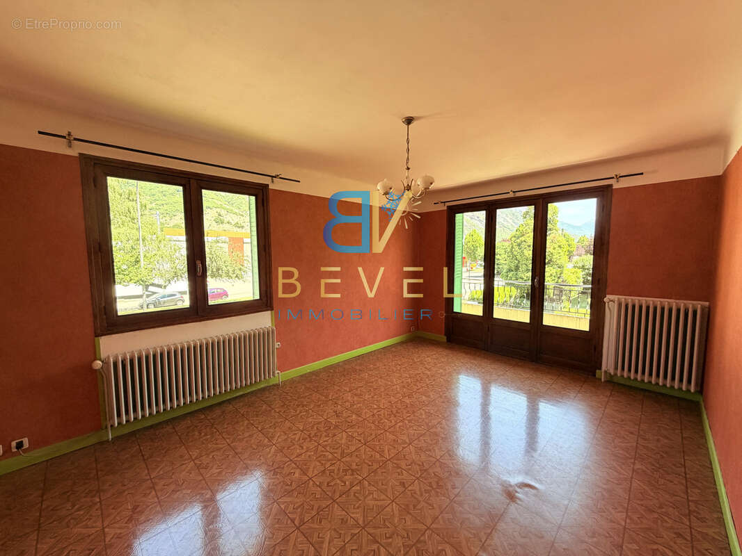 (73) SAINT-JEAN DE MAURIENNE - Maison fort potentiel - Emplacement stratégique - Remise en vente - photo 2