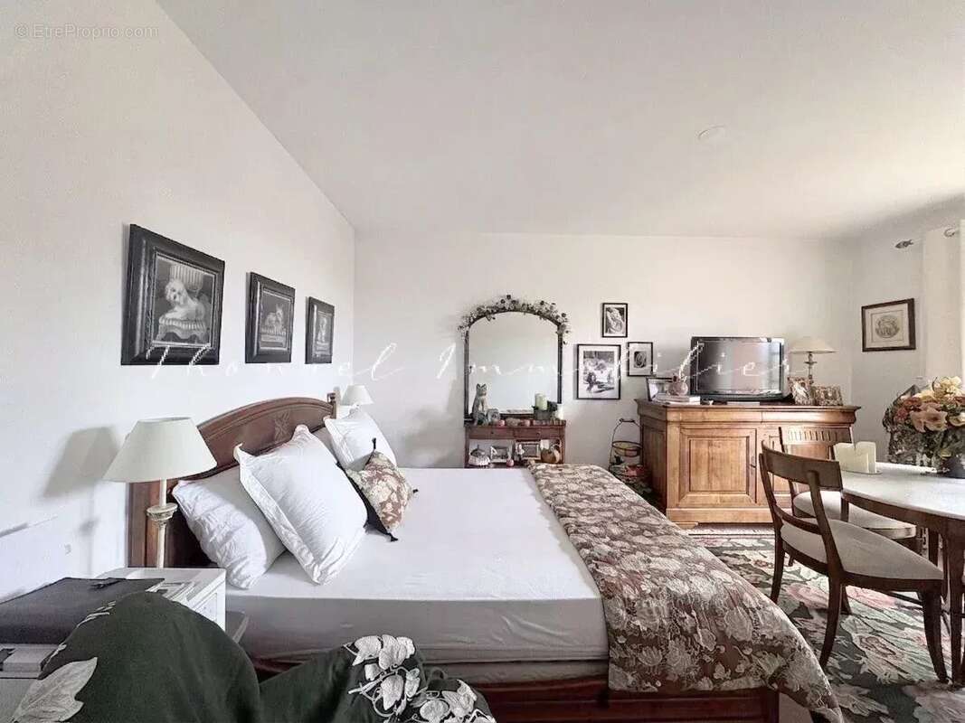 À vendre à Grimaud studio dans résidence avec piscine - photo 2