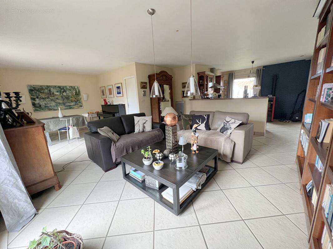 Maison à NEUVILLE-SUR-SARTHE