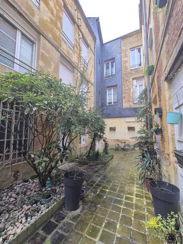 cour intérieure - Appartement à CHARLEVILLE-MEZIERES