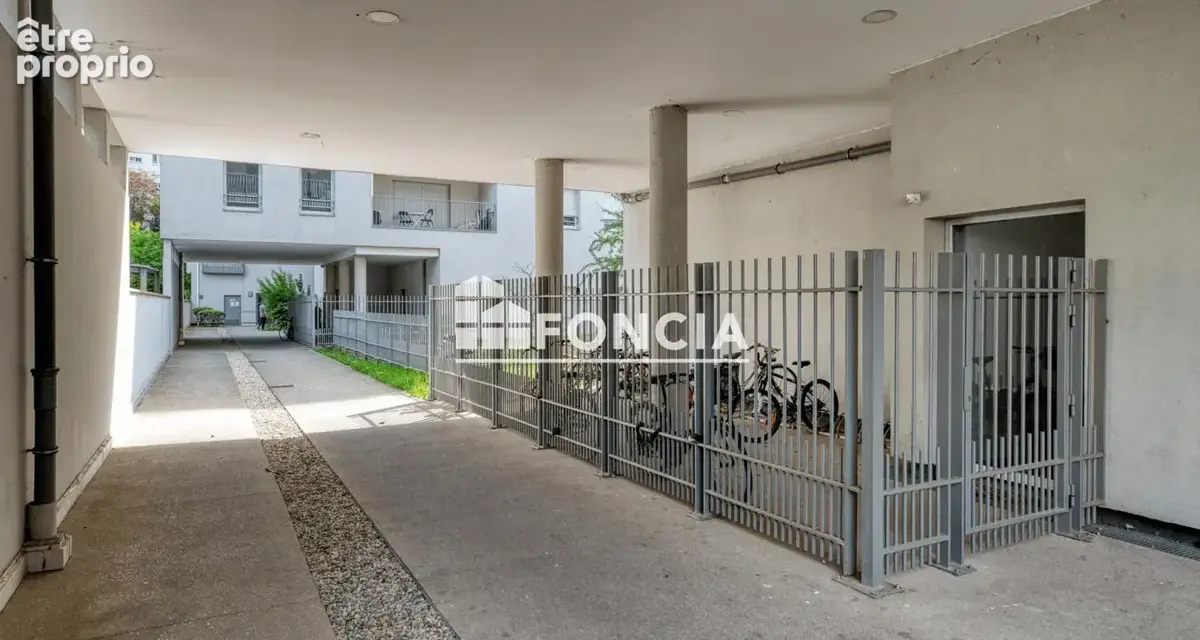 Villeurbanne – Gratte-Ciel/Perralière : T2 récent avec terrasse privative et garage - photo 8