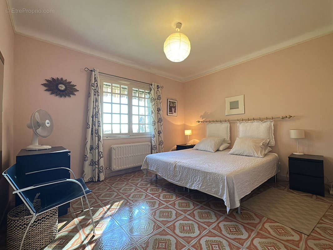 Maison Lorgues de 206 m² 4 chambres, un studio sur 6100 m² de terrain - photo 13