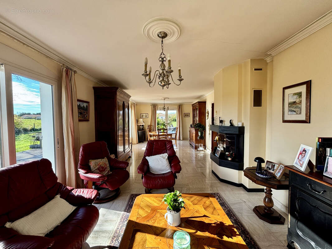 Volumes et confort pour cette maison 5 chambres à Montamisé - photo 3