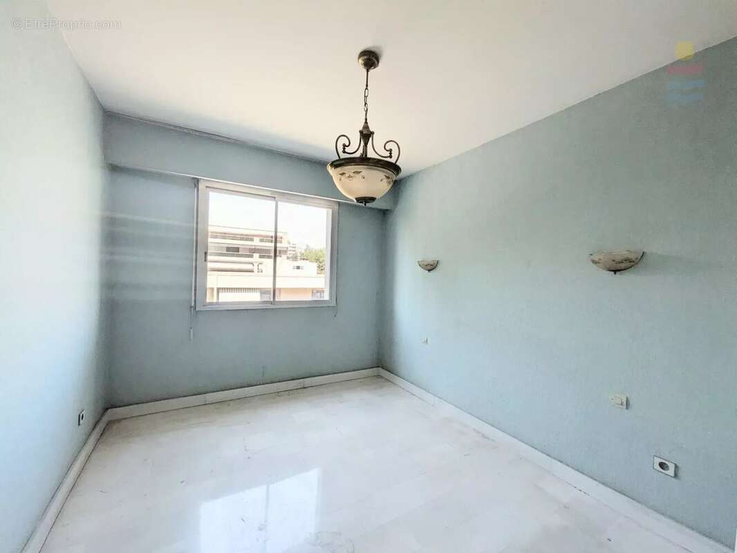 Appartement à SAINT-LAURENT-DU-VAR