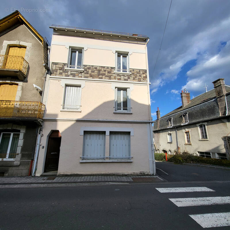 Appartement à RIOM-ES-MONTAGNES